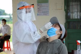 Lực lượng y tế lấy mẫu xét nghiệp cho người dân thôn Cao Thắng, xã Ea Kao, thành phố Buôn Ma Thuột. (Ảnh: Tuấn Anh/TTXVN) 