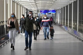 Người dân đeo khẩu trang phòng dịch COVID-19 tại Frankfurt, Đức ngày 18/3/2021. (Nguồn: THX/TTXVN) 