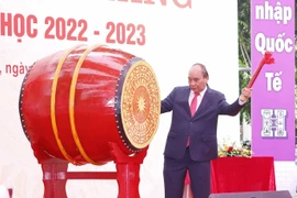 Chủ tịch nước Nguyễn Xuân Phúc đánh trống khai giảng năm học 2022-2023 của Trường Trung học Phổ thông Chuyên Khoa học Tự nhiên. (Ảnh: Thống Nhất/TTXVN) 