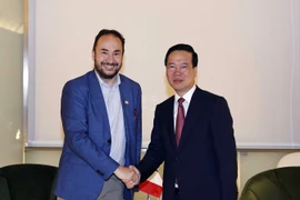 Chủ tịch nước Võ Văn Thưởng tặng bức tranh chân dung Chủ tịch Hồ Chí Minh cho Tổng Bí thư Đảng Cộng sản Italy Mauro Alboresi. (Ảnh: Thống Nhất/TTXVN)