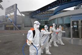 Phun thuốc khử trùng tại một nhà ga ở Daegu, Hàn Quốc, ngày 29/2/2020, nhằm ngăn chặn sự lây lan của COVID-19. (Nguồn: THX/TTXVN) 