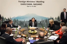 (Từ trái sang, theo chiều kim đồng hồ) Ngoại trưởng Anh James Cleverly, Ngoại trưởng Đức Annalena Baerbock, Ngoại trưởng Mỹ Antony Blinken, Ngoại trưởng Nhật Bản Yoshimasa Hayashi, Ngoại trưởng Canada Melanie Joly, Ngoại trưởng Pháp Catherine Colonna, Ngo