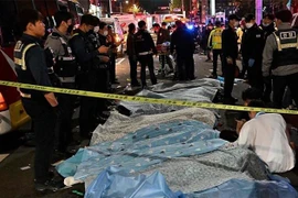 Lực lượng chức năng Hàn Quốc điều tra tại hiện trường vụ giẫm đạp trong lễ Halloween ở Itaewon, Seoul ngày 30/10/2022. (Ảnh: AFP/TTXVN) 