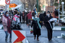 Người dân đeo khẩu trang để phòng tránh lây nhiễm COVID-19 tại Tehran, Iran. (Ảnh: THX/TTXVN) 