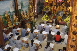 Phật tử, bà con kiều bào đang dự lễ cầu an. (Ảnh: Phạm Kiên/TTXVN) 