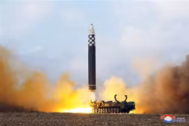 Vụ phóng thử tên lửa đạn đạo liên lục địa Hwasong-17 kiểu mới của Triều Tiên tại sân bay quốc tế Bình Nhưỡng, ngày 18/11/2022. (Ảnh: Yonhap/TTXVN)