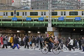 Người dân đeo khẩu trang phòng dịch COVID-19 tại thủ đô Tokyo, Nhật Bản, ngày 13/1/2022. (Ảnh: Kyodo/TTXVN) 