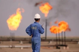 Công nhân làm việc tại một cơ sở khai thác dầu của Iran trên đảo Khark. (Ảnh: IRNA/TTXVN) 
