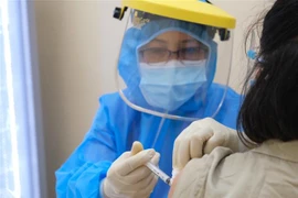 Bác sỹ Bệnh viện Hùng Vương Thành phố Hồ Chí Minh tiêm vaccine phòng COVID-19 cho thai phụ. (Ảnh: TTXVN phát) 