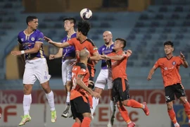 Tình huống lộn xộn trước khung thành câu lạc bộ SHB Đà Nẵng. (Ảnh: Minh Quyết/TTXVN)