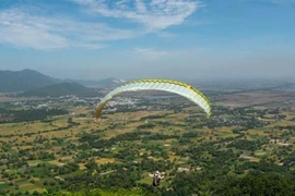 Phi công khám phá vẻ đẹp của vùng Bảy Núi An Giang. (Ảnh: Công Mạo/TTXVN) 