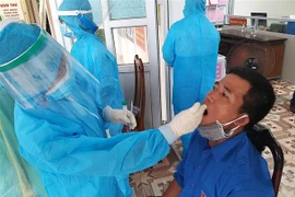 Lực lượng chức năng lấy mẫu xét nghiệm tại xã Thạch Trung, Hà Tĩnh. (Nguồn: TTXVN) 