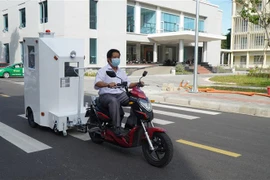 Thiết bị có thể di chuyển dễ dàng bằng xe máy điện hoặc kéo tay với hệ thống cơ khí linh hoạt. (Ảnh: Văn Dũng/TTXVN) 