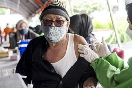 Nhân viên y tế tiêm vaccine ngừa COVID-19 cho người dân ở Bandung, West Java, Indonesia, ngày 24/2/2022. (Ảnh: THX/TTXVN) 