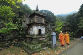 Tăng ni, phật tử các chùa, cơ sở tự viện thực hiện khai báo y tế, tự cách ly và theo dõi sức khỏe nếu đi qua vùng dịch. (Ảnh: Tuấn Anh/TTXVN) 