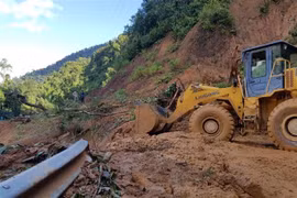 Lực lượng chức năng mở đường vào địa điểm sạt lở xã Trà Vân, huyện Nam Trà My. (Nguồn: TTXVN) 