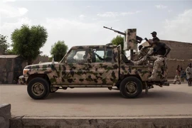 Binh sỹ Nigeria tuần tra tại thị trấn Banki, Đông Bắc Nigeria. (Nguồn: AFP/TTXVN) 