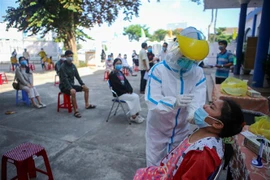 Lấy mẫu xét nghiệm COVID-19. (Ảnh: Trần Lê Lâm/TTXVN) 