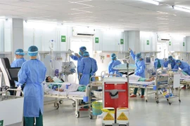 Diễn tập tình huống điều trị hồi sức cho các ca bệnh COVID-19 nặng tại Bệnh viện Dã chiến số 13 tại Thành phố Hồ Chí Minh. (Ảnh: Đinh Hằng/TTXVN) 