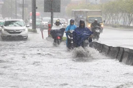 Mưa gây ngập trên đường Nguyễn Hữu Cảnh. (Ảnh: Trần Xuân Tình/TTXVN) 