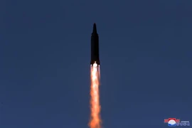 Vụ phóng thử tên lửa siêu vượt âm do Viện Khoa học Quốc phòng Triều Tiên thực hiện tại một địa điểm chưa xác định. (Ảnh: Yonhap/TTXVN) 