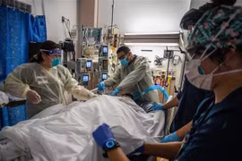 Điều trị cho bệnh nhân nhiễm COVID-19 tại bệnh viện ở Tarzana, California, Mỹ. (Ảnh: AFP/TTXVN) 