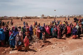 Người dân chờ được phát lương thực cứu trợ tại trại tị nạn ở Baidoa, Somalia, ngày 14/2/2022. (Ảnh: AFP/TTXVN) 