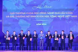 Bí thư Trung ương Đoàn Nguyễn Minh Triết trao Giải thưởng Khoa học công nghệ Quả Cầu Vàng cho các tài năng trẻ. (Ảnh: Minh Đức/TTXVN)