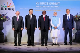 Lãnh đạo các nước thành viên nhóm BRICS (từ trái sang): Tổng thống Brazil Luiz Inacio Lula da Silva, Chủ tịch Trung Quốc Tập Cận Bình, Tổng thống Nam Phi Cyril Ramaphosa, Thủ tướng Ấn Độ Narendra Modi và Ngoại trưởng Nga Sergei Lavrov. (Ảnh: AFP/TTXVN)