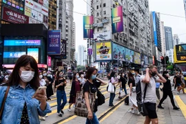 Người dân đeo khẩu trang phòng lây nhiễm COVID-19 tại Hong Kong, Trung Quốc ngày 13/5/2020. (Nguồn: AFP/TTXVN) 