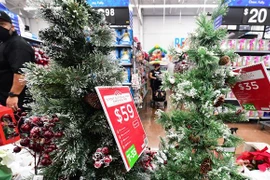 Khách hàng mua sắm tại siêu thị ở Rosemead, California, Mỹ, ngày 22/11/2021. (Ảnh: AFP/TTXVN) 