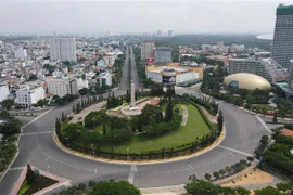 Vòng xoay Đài liệt sỹ Vũng Tàu vắng lặng trong những ngày thành phố thực hiện giãn cách xã hội. (Ảnh: TTXVN) 