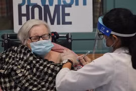 Nhân viên y tế tiêm vaccine phòng COVID-19 của Pfizer/BioNTech cho người cao tuổi tại New York, Mỹ. (Ảnh: AFP/TTXVN) 