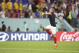 Antoine Griezmann mừng chiến thắng của đội nhà trong trận ra quân gặp Australia. (Ảnh: THX/TTXVN)