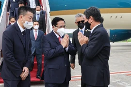 Cán bộ, nhân viên Đại sứ quán Việt Nam tại Indonesia, Phái đoàn thường trực Việt Nam tại ASEAN đón Thủ tướng Phạm Minh Chính tại Sân bay Quốc tế Soekarno-Hatta. (Ảnh: Dương Giang/TTXVN) 
