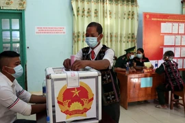 Cử tri xã biên giới La Êê bỏ phiếu bầu đại biểu Quốc hội và Hội đồng nhân dân các cấp nhiệm kỳ 2021-2026. (Ảnh: Trần Tĩnh/TTXVN)