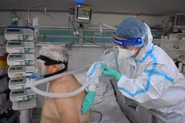 Nhân viên y tế điều trị cho bệnh nhân COVID-19 tại bệnh viện ở Bucharest, Romania, ngày 7/10/2021. (Ảnh: AFP/TTXVN) 
