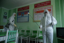 Nhân viên y tế phun khử khuẩn phòng chống dịch COVID-19 tại một bệnh viện ở Bình Nhưỡng, Triều Tiên. (Ảnh: AFP/TTXVN) 