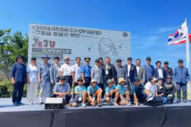 Các đại biểu Hiệp hội Du lịch Ninh Thuận chụp ảnh lưu niệm tại Đại hội lướt ván diều quốc tế Super Cup Jeju. (Ảnh: Hiệp hội Du lịch tỉnh Ninh Thuận)