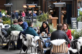 Người dân dùng bữa bên ngoài của một nhà hàng ở London, Anh ngày 29/4/2021. (Nguồn: AFP/TTXVN) 