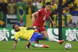 Tiền đạo Brazil Neymar (trái) nỗ lực kiểm soát bóng trước tiền vệ Serbia Sasa Lukic. (Ảnh: AFP/TTXVN)