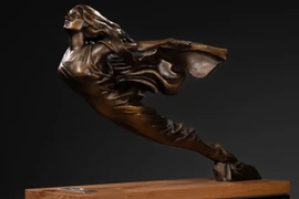 Biểu tượng nữ thần bay. (Nguồn: Autoblog)