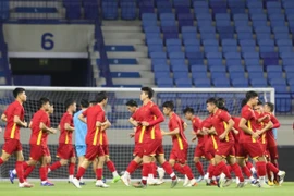 Hình ảnh các cầu thủ đội tuyển Việt Nam làm quen sân Al Maktoum