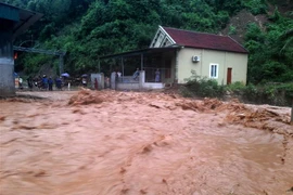 Người dân đề phòng nguy cơ xảy ra lũ quét, sạt lở đất tại khu vực vùng núi và ngập úng các diện tích lúa, hoa màu tại các khu vực trũng, thấp. (Nguồn: TTXVN) 