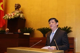 Quyền Bộ trưởng Bộ Y tế Nguyễn Thanh Long, thừa ủy quyền của Thủ tướng Chính phủ trình bày Tờ trình về dự án Luật sửa đổi, bổ sung một số điều của Luật Phòng, chống nhiễm virus gây ra hội chứng suy giảm miễn dịch mắc phải ở người (HIV/AIDS). (Ảnh: Trọng Đ