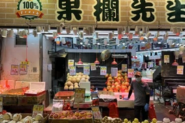 Một quầy hàng hoa quả ở chợ Wan Chai, ngày 9/2/2022. (Ảnh: Mạc Luyện/TTXVN) 