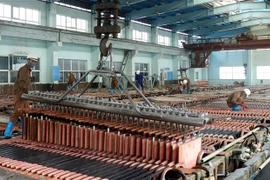 Hoạt động sản xuất tại Chi nhánh Luyện đồng Lào Cai. (Ảnh: Quốc Khánh/TTXVN) 