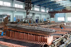 Hoạt động sản xuất tại Chi nhánh Luyện đồng Lào Cai. (Ảnh: Quốc Khánh/TTXVN) 