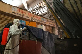 Phun thuốc khử trùng nhằm ngăn chặn sự lây lan của COVID-19 tại Phnom Penh, Campuchia. (Ảnh: AFP/TTXVN) 