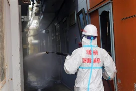 Phun thuốc khử khuẩn trong các kiệt, hẻm có F0 và khu vực có nguy cơ lây lang dịch cao trên tuyến đường Trần Cao Vân, thành phố Đà Nẵng. (Ảnh: Trần Lê Lâm/TTXVN) 